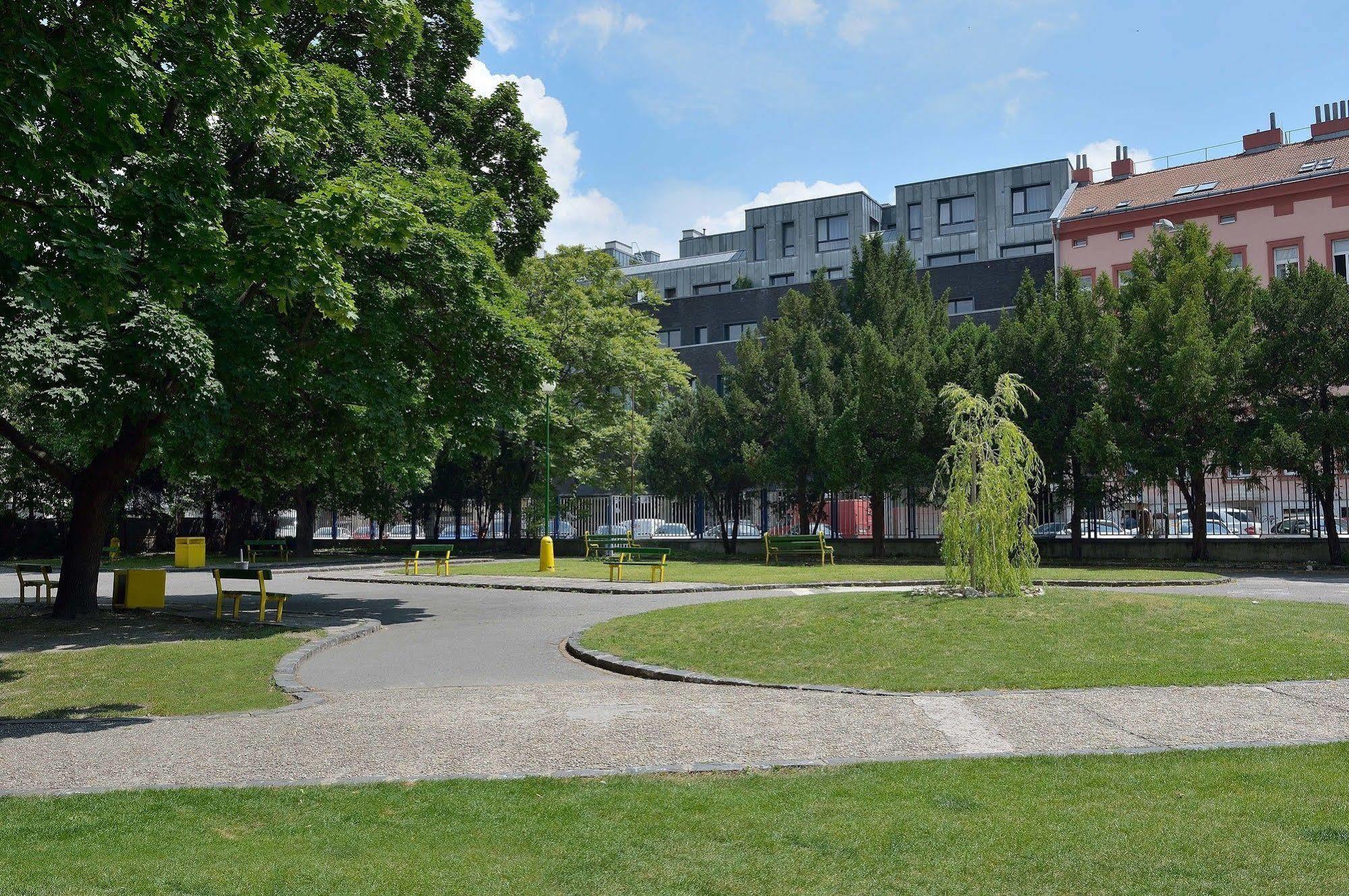 Ambiente Serviced Apartments - Dunajska Братислава Экстерьер фото